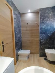 La salle de bains est pourvue de toilettes et d'un lavabo. dans l'établissement Velazquez aeropuerto Terraza, à Malaga