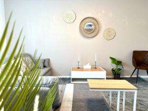 uma sala de estar com um sofá e uma mesa em Mein Apartment, Forest View mit Balkon und Klima, bis 10 Personen em Bad Kreuznach
