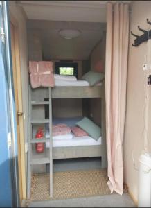 Kleines Zimmer mit 3 Etagenbetten. in der Unterkunft Datsja Baboeska in Eersel