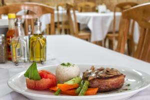 Comida no hotel ou em algum lugar perto