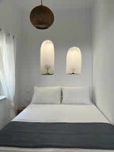 Postel nebo postele na pokoji v ubytování Aeris Tinos Suites
