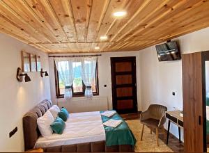 Rooms in Leshten في ليشتين: غرفة نوم فيها سرير ومكتب