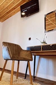 silla y escritorio en una habitación en Rooms in Leshten, en Leshten