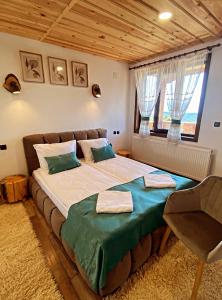 Una cama o camas en una habitación de Rooms in Leshten