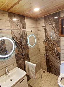 un baño con ducha y lavabo en Rooms in Leshten, en Leshten 14 fotos más