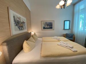 a hotel room with two beds in a bedroom at Villa Caprivi - Ferienwohnung 7 in Heringsdorf