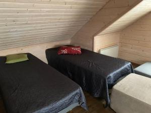 um quarto com duas camas e um saco vermelho em VILLA RIIHITONTTU MUURAME RIIHIVUORI em Muurame