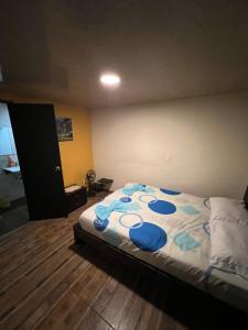 a bedroom with a bed with blue pillows on it at Apartamento de lujo en Dosquebradas #201 in Dosquebradas