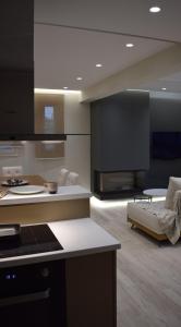 uma sala de estar com uma cozinha e um sofá em SeaView Apartment Megas Limnionas em Quios