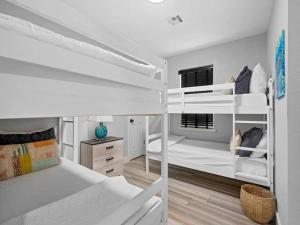 Katil dua tingkat atau katil-katil dua tingkat dalam bilik di Casa Rockport - Waterfront + Pet Friendly