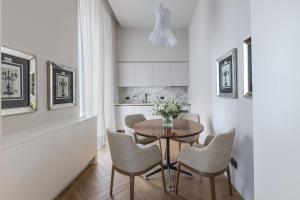 ein Esszimmer mit einem Tisch und Stühlen in der Unterkunft Palazzo Signoria luxury Apartments 2-David in Florenz
