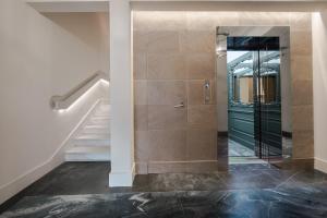 einen Flur mit Dusche und Glastür in der Unterkunft Palazzo Signoria luxury Apartments 2-David in Florenz