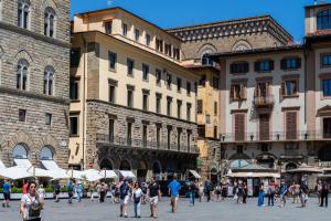 un grupo de personas caminando por una calle de la ciudad en Apartments Florence - Palazzo Signoria luxury Apartments 5 - Nettuno, en Florencia