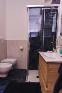 La salle de bains est pourvue d'une douche, de toilettes et d'un lavabo. dans l'établissement La Vista Formia B&B, à Formia