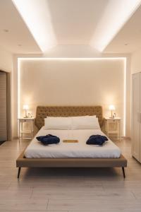 sypialnia z łóżkiem z 2 poduszkami w obiekcie La Vista Formia B&B w mieście Formia