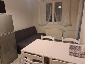 Villa Elia Perigiali Lefkada في نيدري: غرفة معيشة مع طاولة بيضاء وأريكة