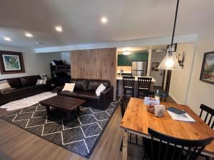 ein Wohnzimmer mit einem Tisch und einem Sofa in der Unterkunft Mammoth Ski & Racquet Club #28, New 2023 Remodel! Walk to Canyon Lodge Lifts in Mammoth Lakes