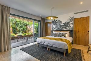 Кровать или кровати в номере Le Refuge - Gigaro Lodges
