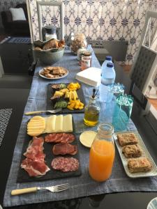 a table with a bunch of food and orange juice at Casa Santo Antonio in Pias