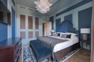 a bedroom with a bed and a blue wall at Apartments Florence - Palazzo Signoria luxury Apartments 6 in Florence