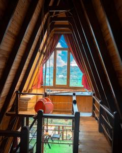 a room with a large window in a igloo at Keyfi Teras Bungalov in Rize