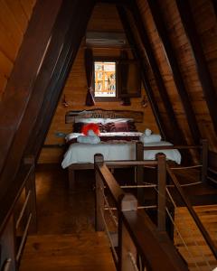 a attic room with a bed in a cabin at Keyfi Teras Bungalov in Rize