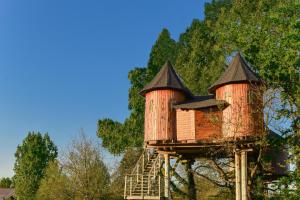 Deux tours au sommet d'une cabane dans les arbres dans l'établissement Village Vacances - DéfiPlanet', à Dienné