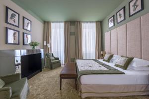 une chambre d'hôtel avec un grand lit et une télévision dans l'établissement Apartments Florence - Palazzo Signoria luxury Apartments 8, à Florence