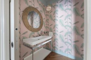 une salle de bain avec un lavabo et un miroir dans l'établissement Apartments Florence - Palazzo Signoria luxury Apartments 8, à Florence 20 autres photos