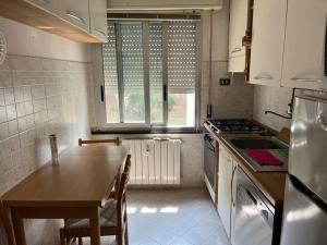 cocina con mesa y encimera en La Casa Del Conte, en San Salvatore