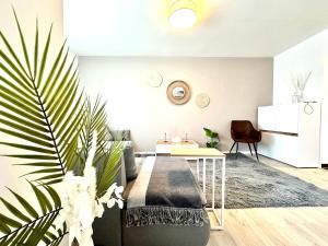 uma sala de estar com um sofá e uma mesa em Mein Apartment, Forest View mit Balkon und Klima, bis 10 Personen em Bad Kreuznach