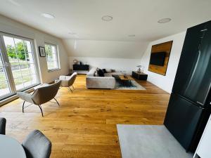 a living room with a couch and a table at Luxeriöse Auszeit im Dreiländereck in Château-Rouge