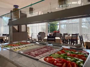 una línea de buffet con muchos tipos diferentes de comida en St. Sofia Beach Hotel en Kiten