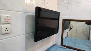Een bed of bedden in een kamer bij Tsim Sha Tsui Bedrooms