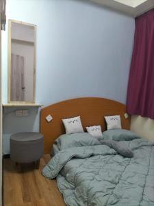sypialnia z łóżkiem i lustrem w obiekcie Upper Sanctuary w mieście Kuching