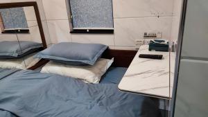 Een bed of bedden in een kamer bij Tsim Sha Tsui Bedrooms