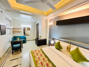 1 dormitorio con 1 cama y escritorio en una habitación en Hotel Dayal Regency near IMT Chowk Manesar, Manesar en Gurgaon