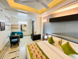TV a/nebo společenská místnost v ubytování Hotel Dayal Regency near IMT Chowk Manesar, Manesar