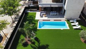 una vista aérea de un patio trasero con piscina y césped en Villa with private heated pool - Roda Golf & Beach Resort, en San Javier