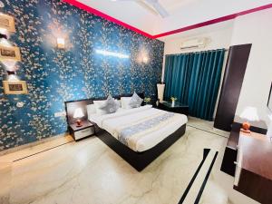 1 dormitorio con cama y pared azul en Hotel Dayal Regency near IMT Chowk Manesar, Manesar en Gurgaon
