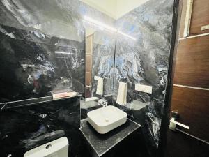 Koupelna v ubytování Hotel Dayal Regency near IMT Chowk Manesar, Manesar + 37 fotografií