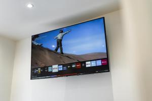 TV a/nebo společenská místnost v ubytování Mare Fuori B&B