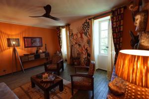 een woonkamer met een bank en een tafel bij MAISON D'HOTES LA GOURGUILLE in Barjac