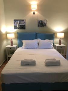 En eller flere senge i et værelse på Villa Il Paradiso Andros