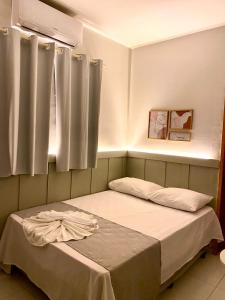 Kleines Zimmer mit einem Bett und einem Fenster in der Unterkunft Hotel Casa Blanca in Mossoró