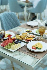 una mesa con platos de comida. en Ayniу Hotel en Samarcanda