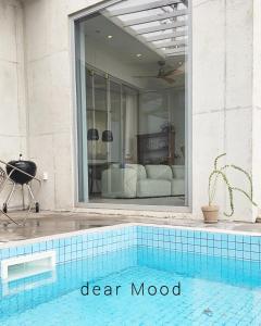 a swimming pool with a clear model of a living room at Pohang Poolvilla Dearmood in Pohang