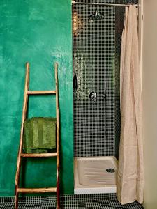 Baño verde con escalera y ducha en Imperial Terrace suite, en Milán