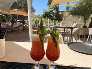 zwei Cocktails auf einem Tisch in der Unterkunft Farrys Boutique Hotel & Beach Club - Yalıkavak in Yalıkavak