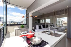 een keuken en een woonkamer met een groot raam bij 360 VN Capote Valente by Housi in Sao Paulo